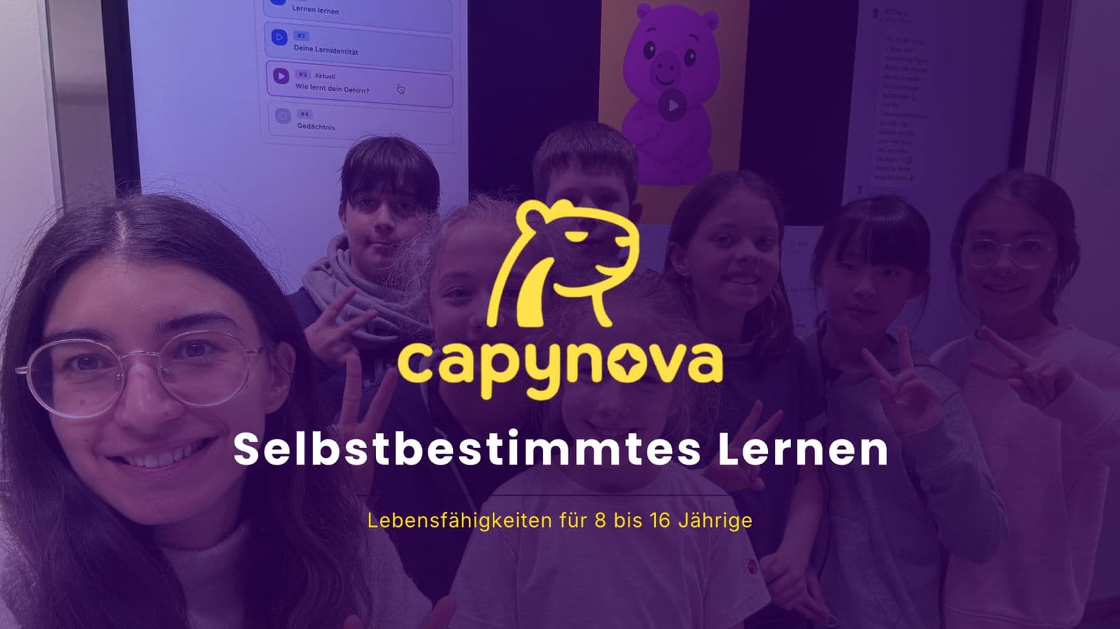 Kinder und Ani vor der Capynova-Lernplattform